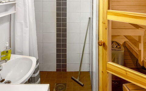 Ruka-Ihtinki 4 a 3: Sol, Sol, Mur, Luminaire Plomberie, Bois, Salle De Bains, Design Intérieur, Pièce, Plomberie, Douche