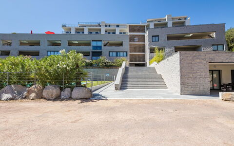 Porto Vecchio 123: Ciel, Bâtiment, Plante, Fenêtre, Lot Terre, Design Urbain, Ombre, Façade, Escaliers, Paysage