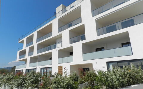 Porto Vecchio 123: Bâtiment, Jour, Propriété, Ciel, Plante, Design Urbain, Rectangle, Fenêtre, Zone Résidentielle, Condominium