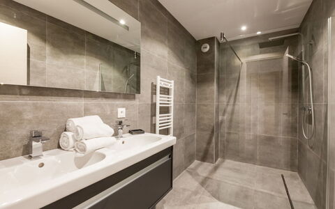 Porto Vecchio 123: Miroir, Robinet, Luminaire Plomberie, Évier, Bâtiment, Lavabo, Salle De Bains, Tete De Douche, Douche, Porte De Douche