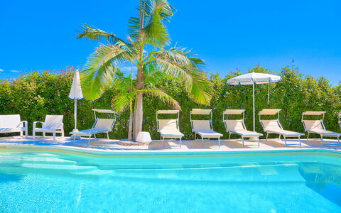 Villa Emanuele - Costarainera: Piscine, Recours, Bleu Majorelle, Propriété, Vacances, Ville Resort, Loisir, Arbre, Palmier, Été