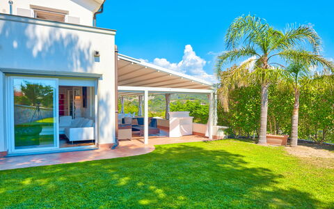 Villa Emanuele - Costarainera: Propriété, Maison, Bâtiment, Immobilier, Domicile, Herbe, Façade, Architecture, Biens, Design Intérieur
