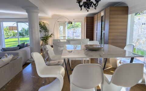 Villa Emanuele - Costarainera: Meubles, Design Intérieur, Sol, Sol, Chaise, Bois, Table, Plafond, Table Cuisine Et Salle A Manger, Salle À Manger