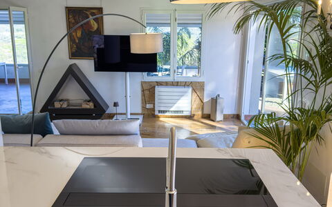 Villa Emanuele - Costarainera: Design Intérieur, Sol, Comptoir, Éclairage, Cuisine, Luminaire, Domicile, Meubles, Sol, Pièce