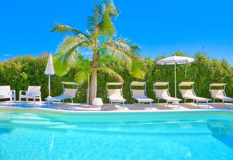 Villa Emanuele - Costarainera: Piscine, Recours, Bleu Majorelle, Propriété, Vacances, Ville Resort, Loisir, Arbre, Palmier, Été