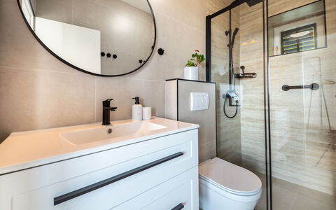 Jelena: Miroir, Luminaire Plomberie, Armoire De Toilette, Propriété, Robinet, Évier, Blanc, Cabinetry, Salle De Bains, Lavabo