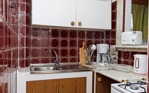 Michael: Cabinetry, Comptoir, Evier, Robinet, Propriété, Évier, Meubles, Luminaire Plomberie, Cuisinière, Bâtiment