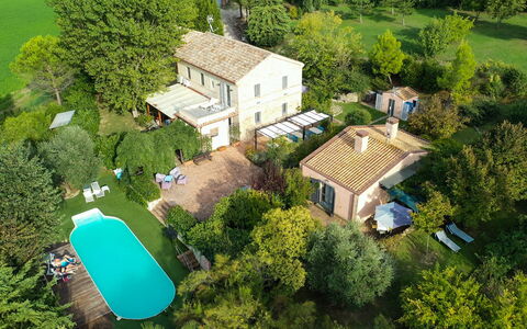 La Villa Di Ostra: Propriété, Photographie Aérienne, Maison, Vue Du Ciel, Paysage Naturel, Domicile, Immobilier, Biens, Bâtiment, Zone Résidentielle