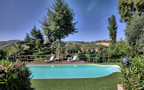 La Villa Di Ostra: Piscine, Propriété, La Nature, Paysage Naturel, Immobilier, Biens, Maison, Arbre, Herbe, Domicile