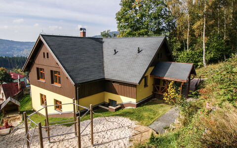 Albrechtice: Plante, Ciel, Fenêtre, Bâtiment, Nuage, Maison, Bois, Arbre, Lot Terre, Chalet