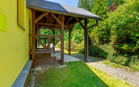 Albrechtice: Plante, Vert, Ombre, Arbre, Lot Terre, Jaune, Herbe, Bâtiment, Chalet, Zone Résidentielle