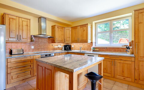 Albrechtice: Comptoir, Cabinetry, Evier, Meubles, Robinet, Évier, Fenêtre, Cuisine, Tiroir, Bois