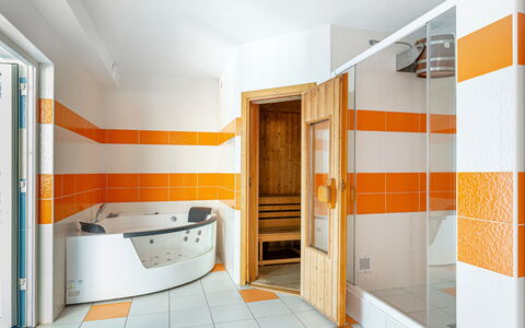 Albrechtice: Baignoire, Orange, Design Intérieur, Sol, Sol, Bois, Salle De Bains, Luminaire Plomberie, Robinet