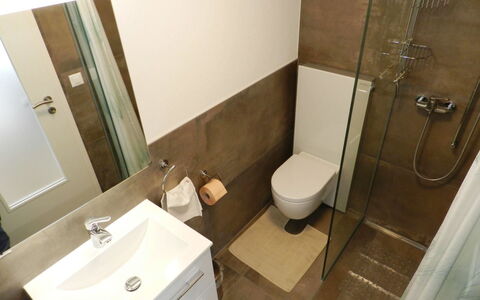 Studio Etana: Miroir, Évier, Robinet, Lavabo, Propriété, Luminaire Plomberie, Salle De Bains, Design Intérieur, Bâtiment, Siège De Toilette