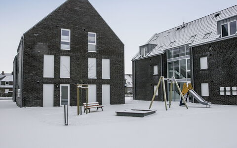 Ankerplatz: Ciel, Bâtiment, Propriété, Fenêtre, Neige, Architecture, Maison, Design Urbain, Porte, Quartier
