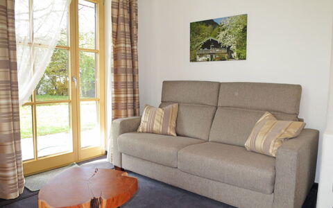 Ruhpolding 201: Meubles, Pièce, Salon, Propriété, Canapé, Design Intérieur, Canapé-Lit, Maison, Immobilier, Table