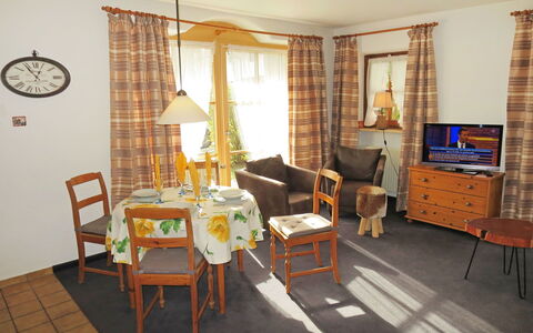 Ruhpolding 201: Pièce, Meubles, Salle À Manger, Propriété, Design Intérieur, Bâtiment, Table, Sol, Salon, Maison