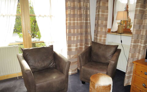 Ruhpolding 201: Meubles, Pièce, Propriété, Salon, Chaise, Design Intérieur, Club Président, Rideau, Traitement De Fenetre, Sol