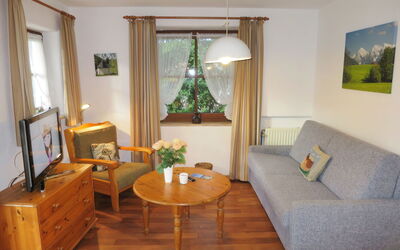 Wohnung 5 (Am Sonneneck) 201.3: Pièce, Meubles, Propriété, Salon, Design Intérieur, Sol, Bâtiment, Parquet, Table, Maison