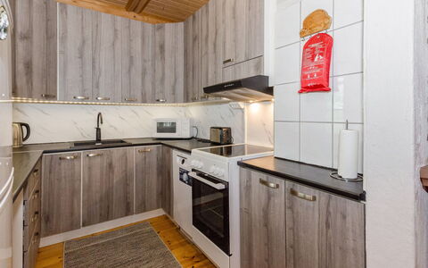 Hatun Huilaus: Bois, Principaux Appliance, Cuisine, Appareil De Cuisine, Comptoir, Plafond, Cabinetry, Pièce, Électroménager, Dur