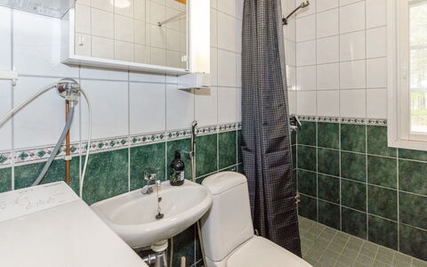 Hatun Huilaus: Sol, Luminaire Plomberie, Sol, Évier, Salle De Bains, Design Intérieur, Lavabo, Plomberie, Robinet, Tuile