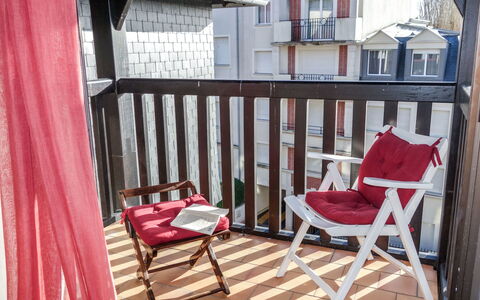 Deauville-Trouville 137: Meubles, Bâtiment, Fenêtre, Chaise, Bois, Mobilier De Jardin, Confort, Porche, Maison, Sol