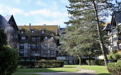 Deauville-Trouville 137: Plante, Ciel, Bâtiment, Nuage, Propriété, Fenêtre, Arbre, Botanique, Lot Terre, Herbe