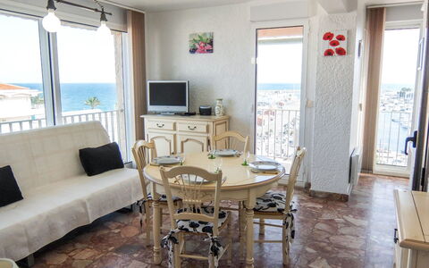 Port des Sables: Propriété, Pièce, Meubles, Bâtiment, Design Intérieur, Salon, Sol, Maison, Table, Immobilier