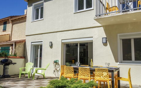 Villa de la Mer: Propriété, Maison, Domicile, Bâtiment, Jaune, Immobilier, Zone Résidentielle, Quartier, Façade, Architecture