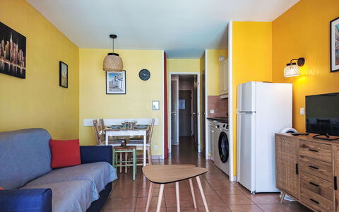 Six Fours la Coudoulière 101: Meubles, Sol, Design Intérieur, Sol, Pièce, Appartement, Chaise, Plafond, Tache De Bois, Salon