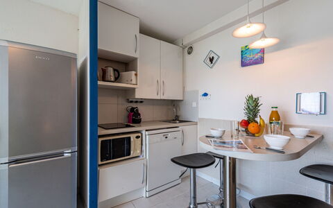 Cogolin 184: Meubles, Cabinetry, Comptoir, Bâtiment, Appareil De Cuisine, Cuisine, Design Intérieur, Cuisinière, Électroménager, Table