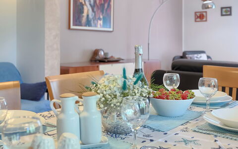 Corina: Bleu, Pièce, Turquoise, Salle À Manger, Design Intérieur, Table, Propriété, Meubles, Salon, Domicile