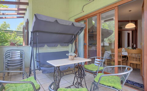 Corina: Propriété, Pièce, Design Intérieur, Meubles, Bâtiment, Immobilier, Maison, Porche, Domicile, Table