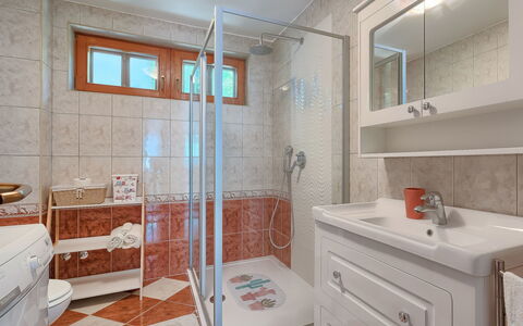 Corina: Salle De Bains, Propriété, Pièce, Tuile, Immobilier, Design Intérieur, Bâtiment, Sol, Meubles, Mur