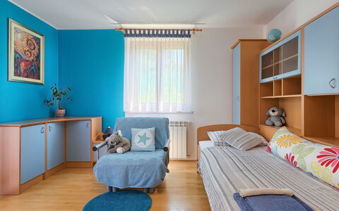 Corina: Meubles, Pièce, Chambre, Lit, Bleu, Propriété, Design Intérieur, Drap De Lit, Cadre De Lit, Turquoise