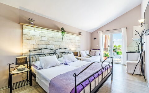 Villa Mutnik: Meubles, Design Intérieur, Lit, Sol, Sol, Chambre, Domicile, Appartement, Oreiller, Recours
