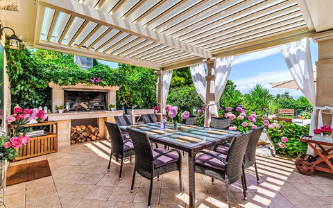 Villa Mutnik: Meubles, Chaise, Table, Mobilier De Jardin, Jardin, Tableau De Plein Air, Recours, Structure En Plein Air, Ombre, Pot De Fleur