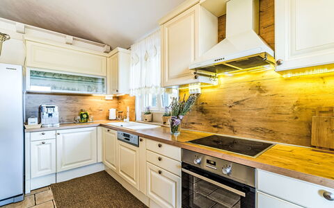 Villa Mutnik: Cuisine, Bois, Principaux Appliance, Appareil De Cuisine, Comptoir, Cabinetry, Domicile, Sol, Design Intérieur, Électroménager
