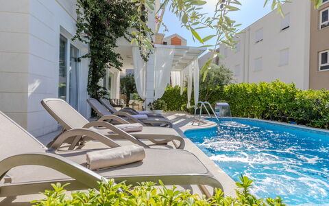 Luka: Plante, Jour, L'Eau, Bleu Azur, Bâtiment, Fenêtre, Piscine, Design Urbain, Condominium, Arbre