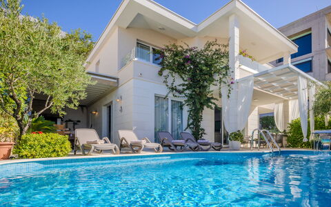 Luka: L'Eau, Plante, Propriété, Bâtiment, Fenêtre, Piscine, Bleu Azur, Ciel, Architecture, Jaune