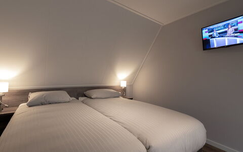 Ganuenta: Meubles, Confort, Lumière, Bois, Éclairage, Lampe, Bâtiment, Ombre, Design Intérieur, Sol