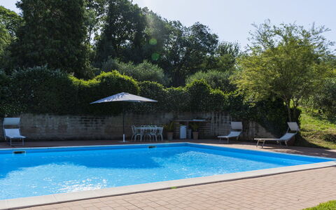 Le Querce: L'Eau, Ciel, Plante, Propriété, Piscine, Ombre, Rectangle, Bâtiment, Arbre, Herbe