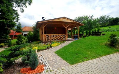 Liptovský Trnovec 20: Plante, Nuage, Ciel, Propriété, Bâtiment, Arbre, Paysage Naturel, Lot Terre, Ombre, Architecture