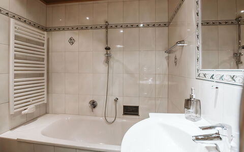 Königsleiten 210: Baignoire, Luminaire Plomberie, Propriété, Robinet, Salle De Bains, Tete De Douche, Noir, Douche, Design Intérieur
