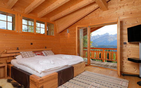 Chalet Maurice: Pièce, Chambre, Meubles, Lit, Propriété, Bâtiment, Cadre De Lit, Tache De Bois, Faisceau, Dur