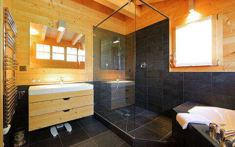 Chalet Maurice: Pièce, Salle De Bains, Propriété, Design Intérieur, Bâtiment, Meubles, Comptoir, Tuile, Sol, Évier