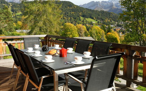 Chalet Maurice: Table, Plante, Ciel, Meubles, Vaisselle, Propriété, Chaise, Arbre, Tableau De Plein Air, Bois
