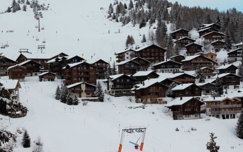 Bärgblüemli 2. Og Ost: Neige, Bâtiment, Monde, Pente, Montagne, Maison, Arbre, Ciel, Gelé, Biome