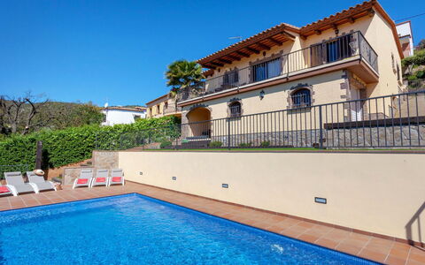 Alba: Piscine, Propriété, Bâtiment, Immobilier, Maison, Loisir, Centre De Loisirs, Appartement, Villa, Domicile