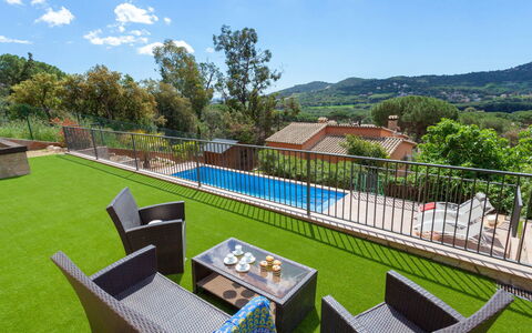 Alba: Nuage, Ciel, Propriété, Arbre, Bâtiment, Plante, Ombre, Mobilier De Jardin, Design Urbain, Lot Terre